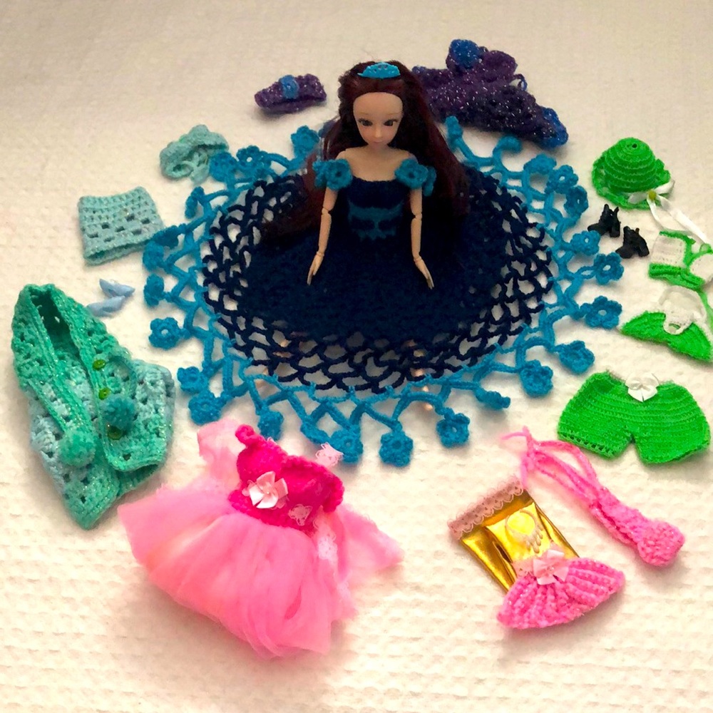 Nice doll with 6 crochet sets 30 cms doll 20 joints and long hair